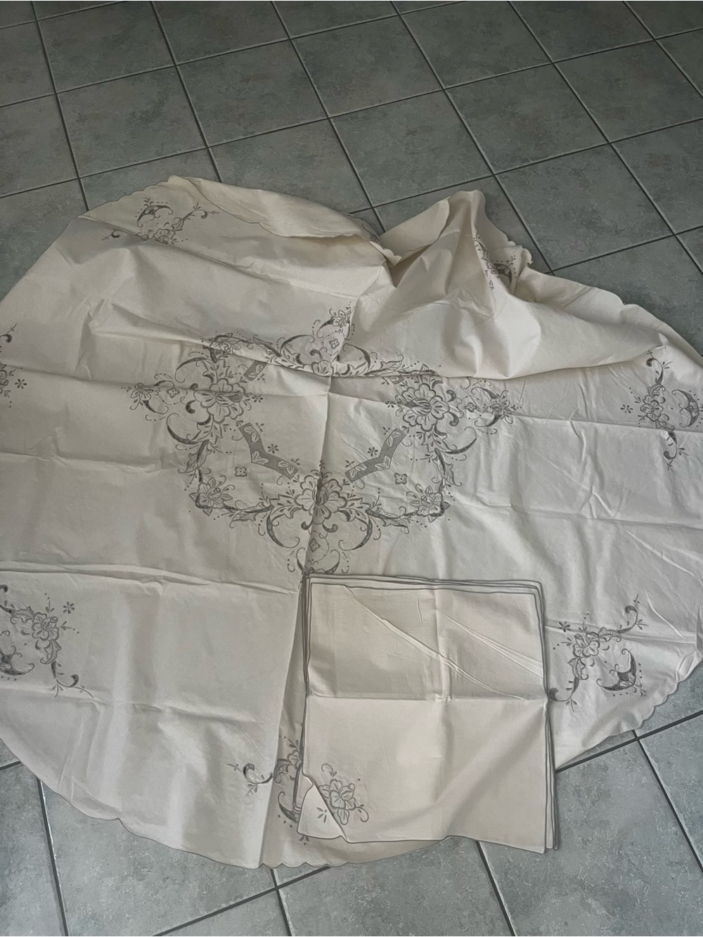 New vintage embroidered round tablecloth with 8 cloth napkins handmade
